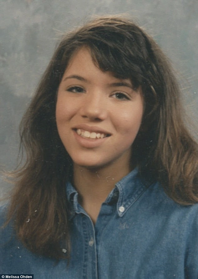 Однако девушка собралась с силами и поступила в Университет Южной Дакоты, где, по удивительному стечению обстоятельств, преподавала ее бабушка, которая и была инициатором аборта, после которого Мелисса чудом выжила.