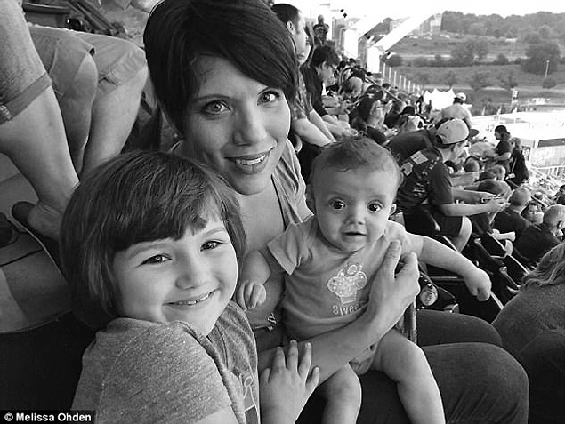 Лишь после 17 лет поисков Мелисса связалась и встретилась со своей мамой.