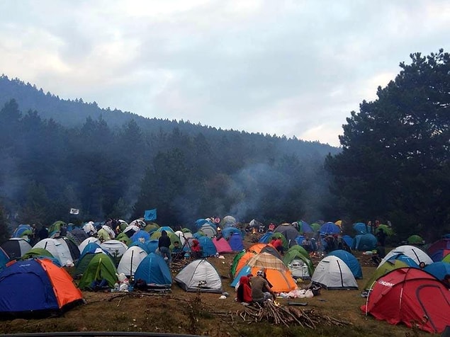 Fakat kampa katılanlar ve organize edenler yanlarında getirdikleri çöpleri geri götürmeyi düşünmeden tabiatın içinde bıraktılar.