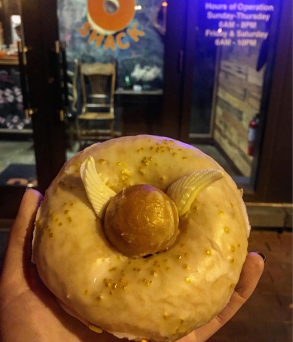 2. А в центре пончика находится снитч с крылышками из помадки. Вкусное великолепие украшено золотыми звездами. Даже слюнки потекли!