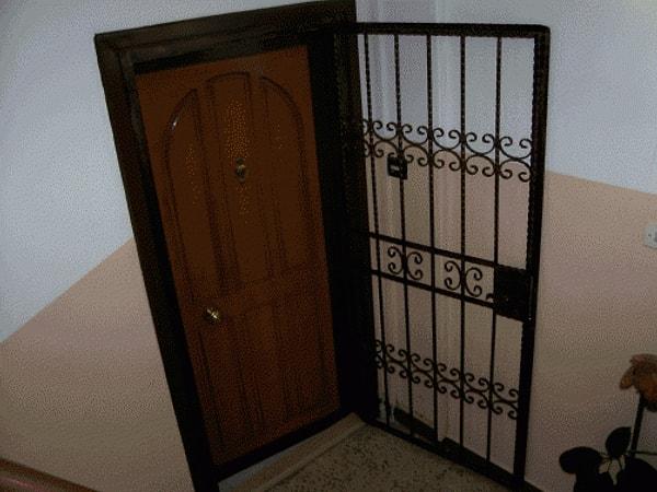 20. Hırsızlardan korunmak için yaptırılmış, mapushane görünümlü dış kapı