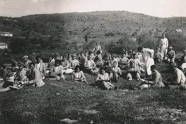 13. Kızılçullu Köy Enstitüsünde doğada resim dersi, 1940'lar.