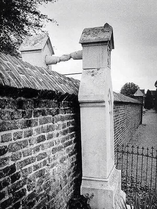 5. Birlikte gömülmelerine izin verilmeyen Katolik kadın ve Protestan kocasının mezarları. (1888, Hollanda)