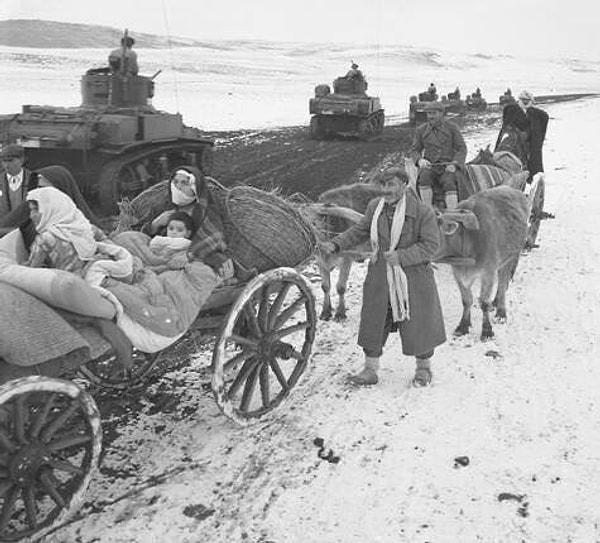 13. Stalin'in Kars'ı istemesi üzerine Türk tankları Sovyet sınırına doğru ilerliyor. Aralık, 1948.