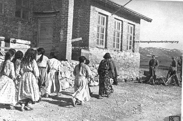 5. Ankara Hasanoğlan Köy Enstitüsüne yeni gelmiş öğrenciler. (1942)