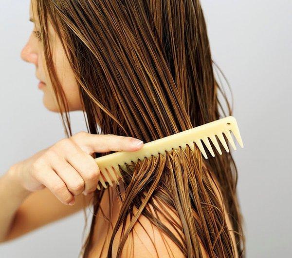 4. Doğal zeytinyağı ya da avokado yağı saç bakımı için oldukça faydalı. Saç diplerinize masaj yöntemiyle bu yağları yedirip 2 saat beklemenin ardından şampuan yardımıyla yıkayın.