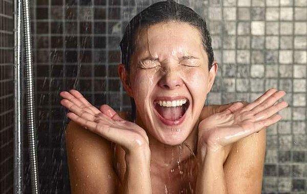 13. Sıcak suyla duş almaktan vazgeçin! Sıcak su cildiniz için olduğu kadar saçlarınız için de zararlıdır. En güzeli ılık suyla alınan duş!