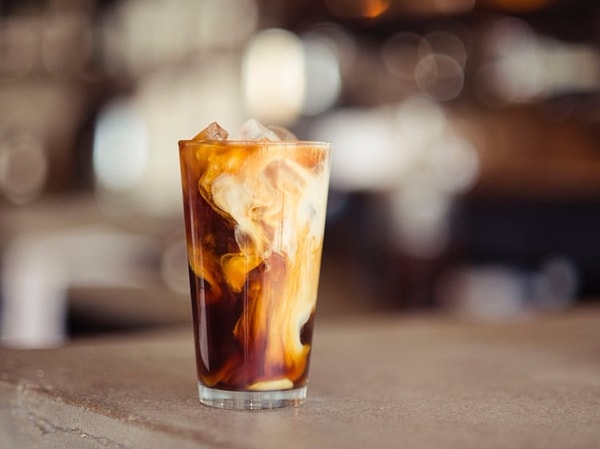 6. Ответ «да» на вопрос: «Вам кофе горячий или со льдом?»