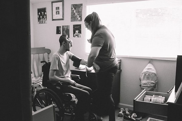 3. После трагического кровоизлияния в мозг и множественных операций у Остина навсегда осталась дыра в передней части черепа, и все это тогда, когда его жена вот-вот должна была родить ему первенца.