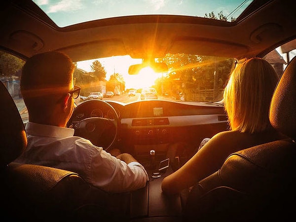 2. Вы и ваш парень приехали в ресторан, он припарковал машину. Каких действий вы ожидаете дальше?