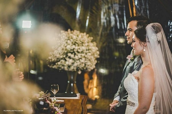 3. Все шло по плану, пока один бродячий пес (видимо, ища укрытия от ливня) не заглянул под тент и не решил пройтись к алтарю вместо невесты.