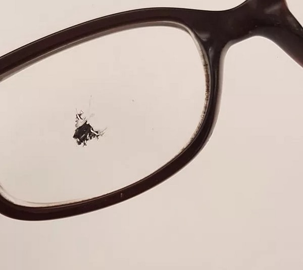 4. Вам постоянно приходится бороться с пятнышками туши на линзах