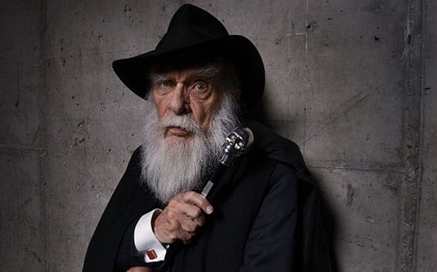 6. James Randi ona bir süper gücü olduğunu ispat eden herhangi birine 1 milyon dolar vereceğini açıkladı.