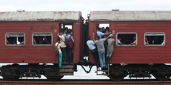 15 поразительных фото о том, как люди добираются на работу в разных странах мира