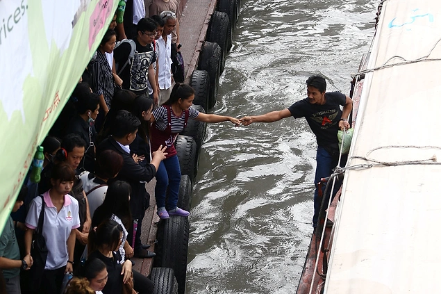 В Таиланде на работу добираются на лодках по каналам..,