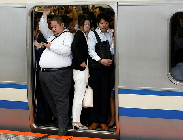 А вот в Японии можно и в поезд не войти...