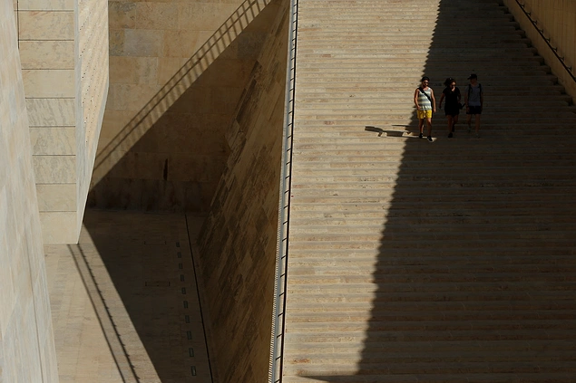 Чтобы попасть на автобусную остановку на Мальте, нужно преодолеть огромные лестницы с множеством ступеней.