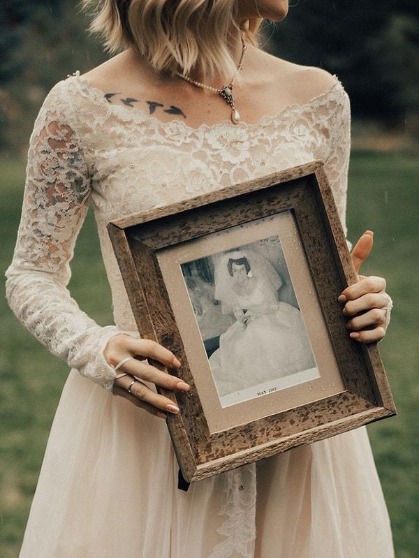 1962 yılında büyükannesi tarafından giyilen, özenle saklanan ve korunan gelinliği kendi düğününde giymek için aile büyüklerinin de yardımıyla ödünç aldı...