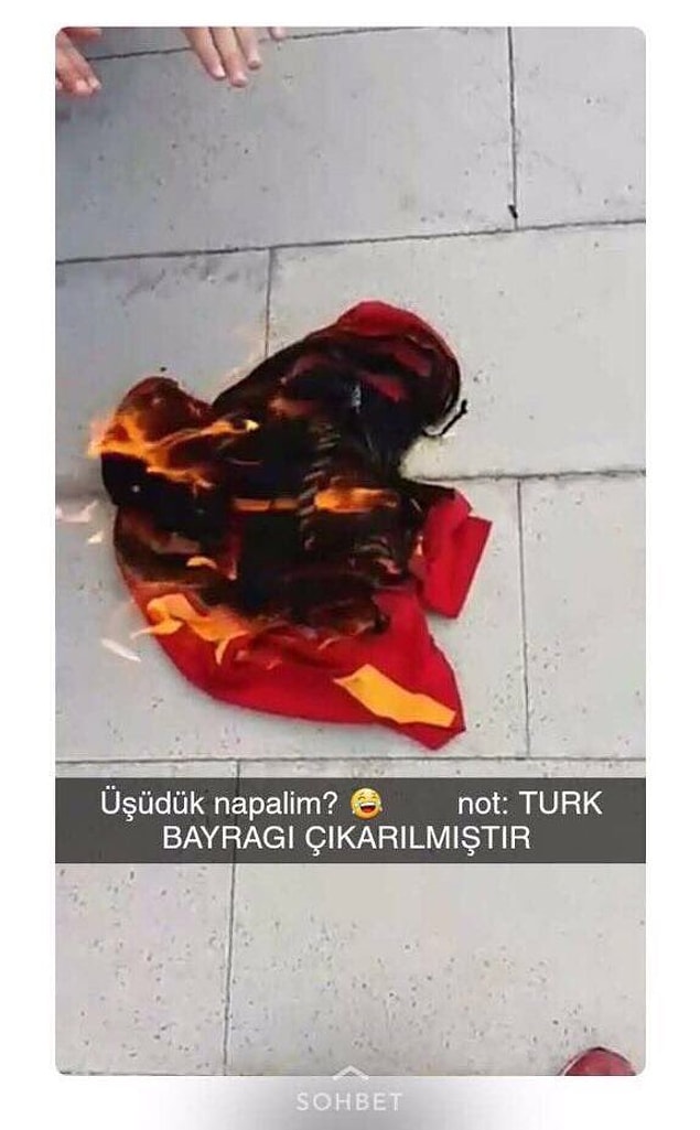 Sarı-kırmızılı gencin yalvarışlarına aldırış etmeden onu darp eden holiganlar daha sonra "üşüdük napalım? not: Türk bayrağı çıkarılmıştır" diye yaktıkları formanın paylaşımını yaptı.