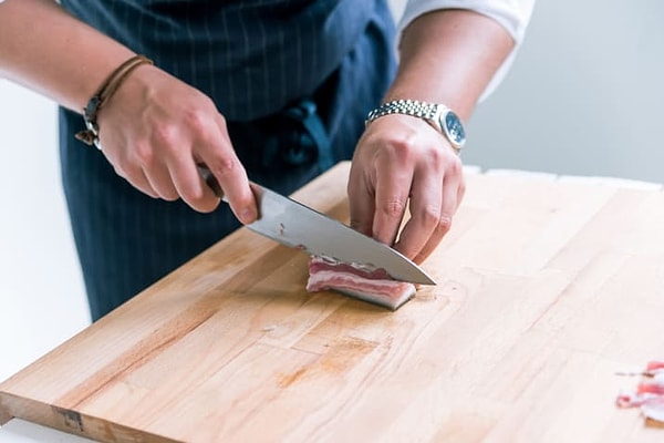 6. Слегка заморозьте мясо, прежде чем его резать. Так нарезать его будет гораздо проще