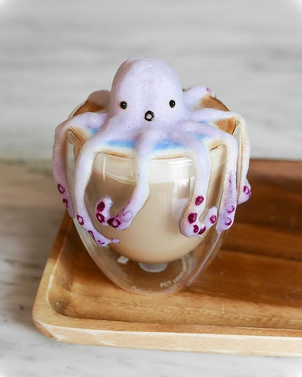 3. Используя пенообразователь Nespresso, латте-художница создает густую пенку, которую получает из смеси порошка рожкового дерева, соевого молока и воды.