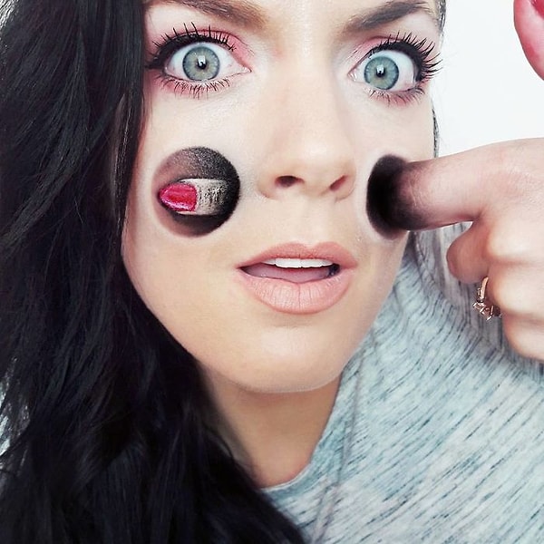 10. Палец сквозь щеки: