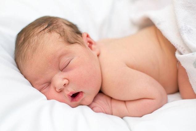 Yenidoğan bebeğiniz günde kaç saat uyumalı?