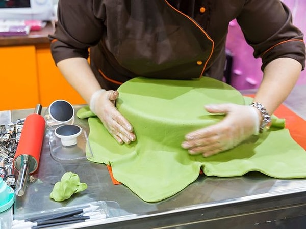 2. Собираем первый ярус. Что насчет мастики?