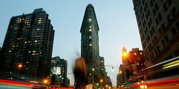 7. New York'ta bulunan Flatiron Binası ilk gökdelenlerden biri.