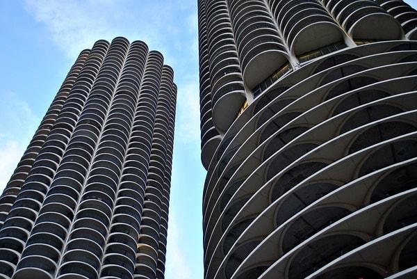 11. Şikago'da bulunan Marina City bambaşka tasarlandı. 1964 yılında vinçle inşa edilen ilk binalar olmanın yanı sıra, farklı fonksiyonlarla kullanılan ilk binalar olarak da biliniyor.