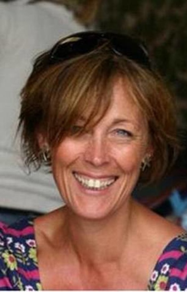 2. Сообщается, что на второй день отпуска Валери Джонс пила вино утром во время экскурсии, в обед и вечером за ужином.