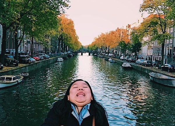 4. Начав путешествовать по миру в 2016 году, она решила не изменять традиции