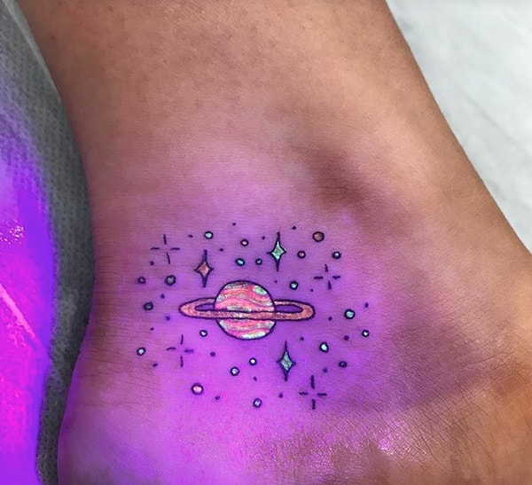 3. При обычном освещении рисунки не менее красивы, однако стоит посветить на них ультрафиолетом, и работы выглядят просто волшебно.