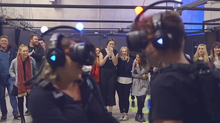 Çıta Aldı Başını Gidiyor: Sanal Gerçeklik Ortamında Evlilik Teklifi Yapan Müthiş Yaratıcı Adam