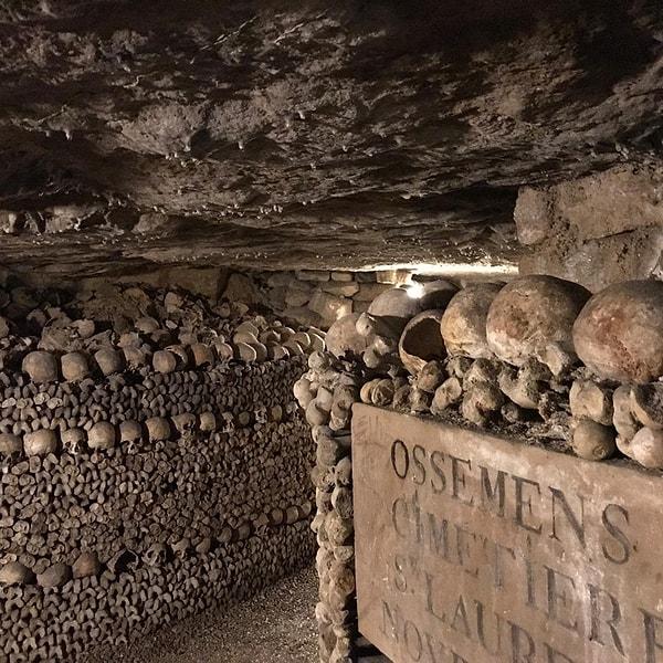 7. İlk Hristiyanların kayaları oyarak içinde ya da toprağı kazarak yeraltında yaptıkları, ölülerini gömdükleri ya da kimi kez tapınak olarak kullandıkları katakomptan bir görüntü!