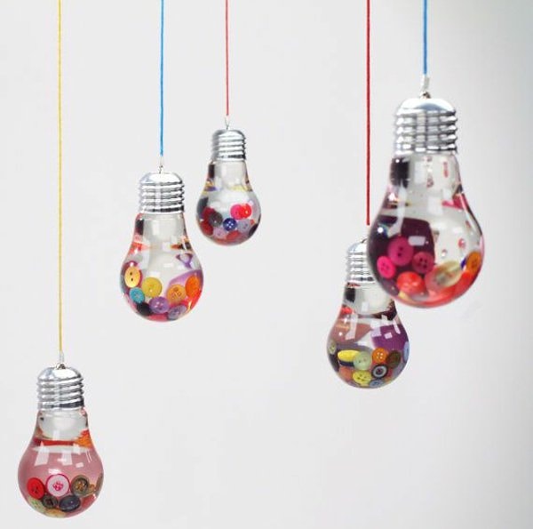 17. Пуговки, цветы, бусины и другие аксессуары, которые вы можете положить в колбу с водой, обеспечат отличную целостность композиции.