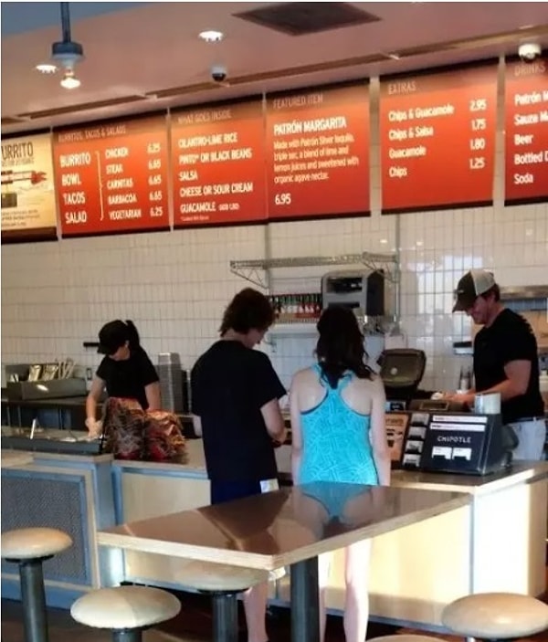 14. Покупает фаст-фуд в купальнике?