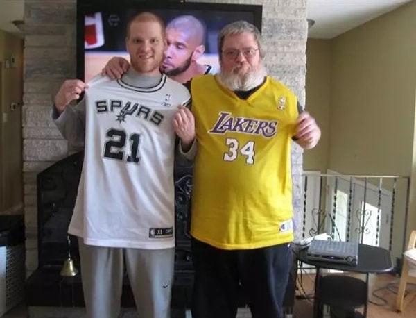 17. Известный баскетболист нюхает волосы своего фаната?