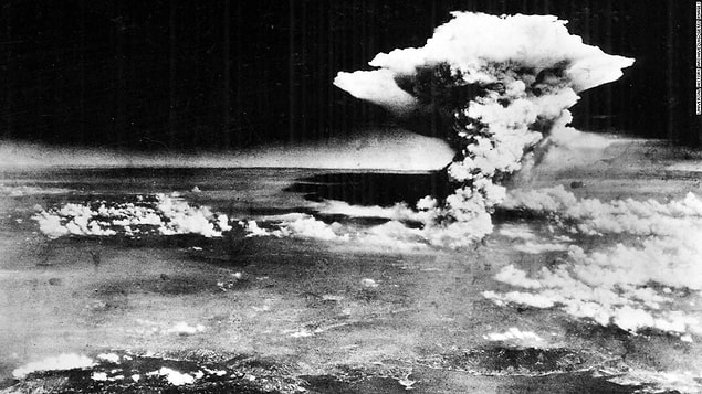 Fakat mücadele esnasında dengeleri değiştiren bir gelişme olur, tüm dünyada ses getiren bu gelişme iki Japon şehrini yerle bir eder.