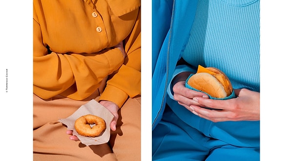 Закуски являются главными героями этих монохромных картин, так как каждое изображение строится на их основе: выбор платья, света и положение рук, держащих их.