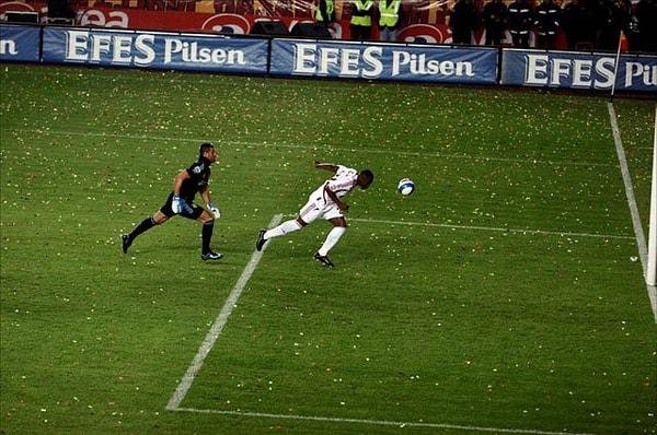 1. 'Ezeli rekabetin en unutulmaz maçlarından birine,  2008 yılında Ali Sami Yen'de oynanan 32.hafta maçında imza atıldı'