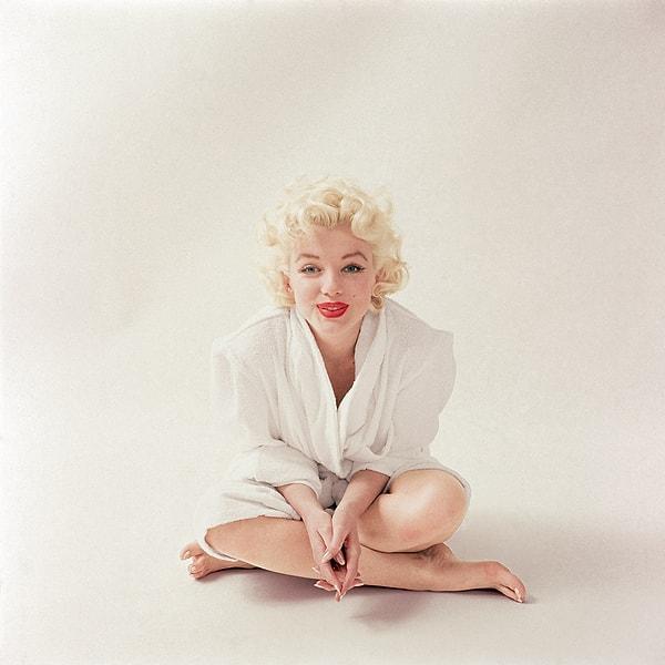 Mart 1955. Marilyn Monroe'nun makyajı henüz bitmiş ve en sevdiği beyaz robdöşambrıyla oturuyor.