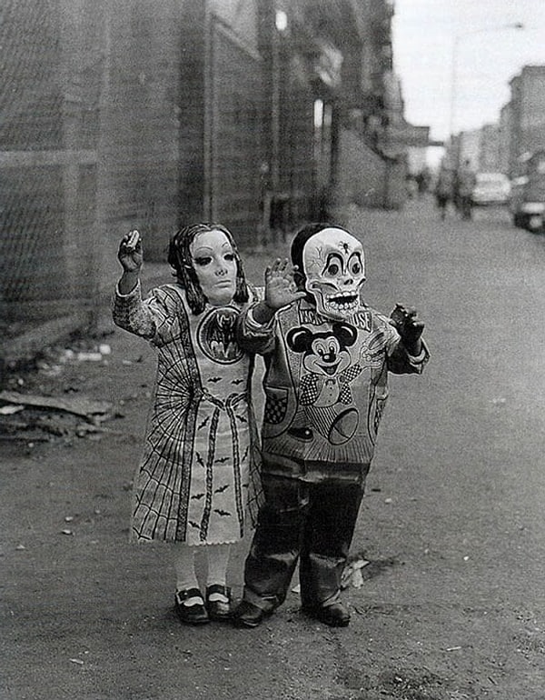 15. Аааааа, забирайте все конфеты, только не подходите ближе!