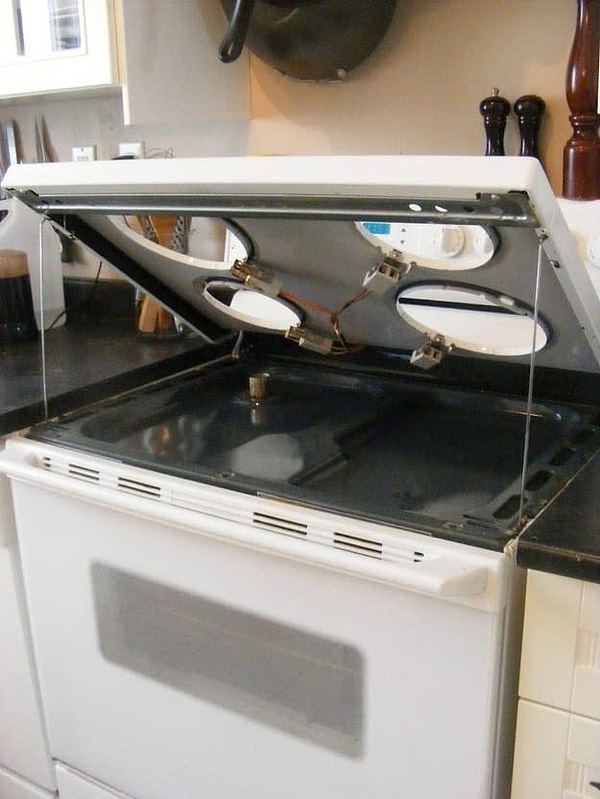 2. Варочные поверхности большинства плит поднимаются, чтобы их было легко мыть.