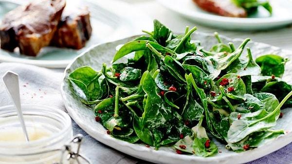 13. Salatalar spreyle sabitleniyor ve yeşilliklerin daha diri durması sağlanıyor.