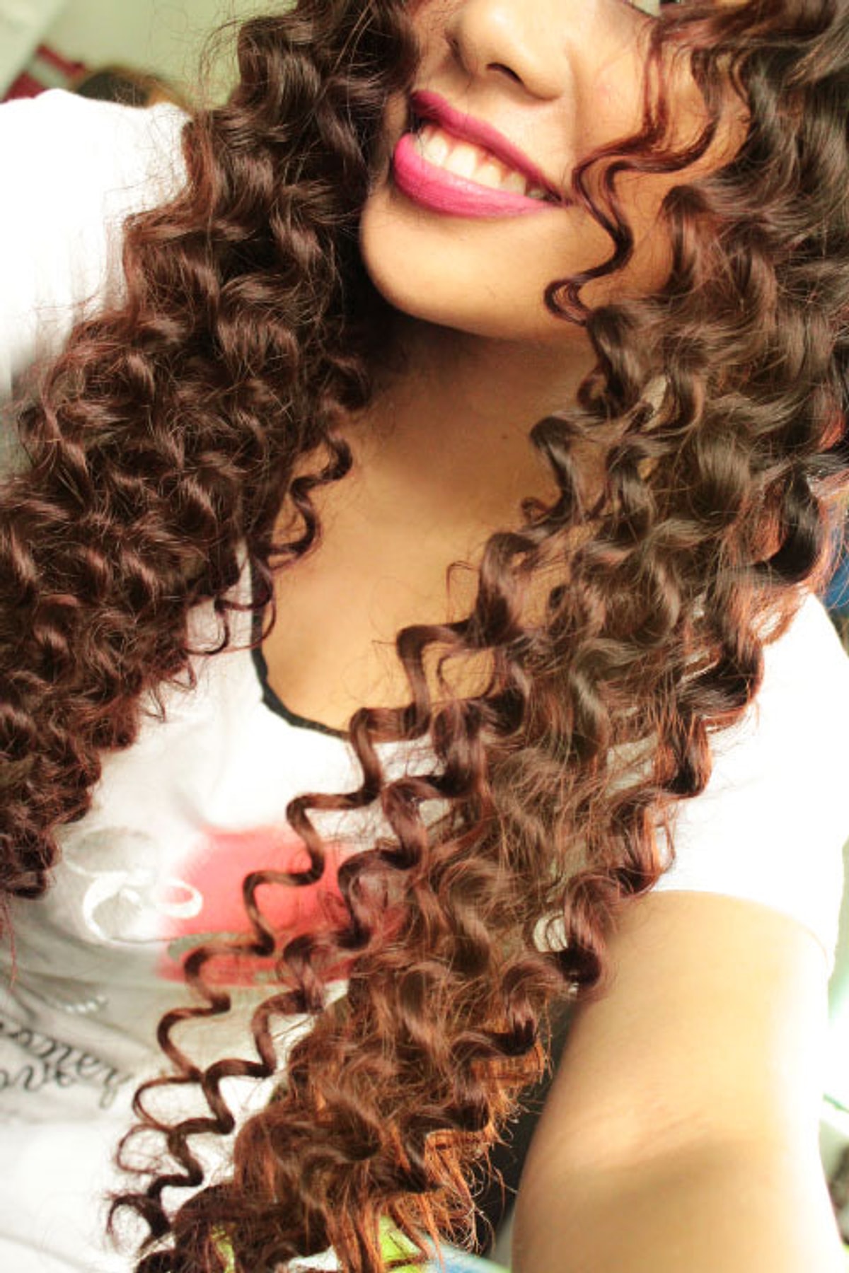 Волнистые кудри. Спиральная завивка. Волосы кудряшки фото. Кудрявая девушка. Волнистые волосы.