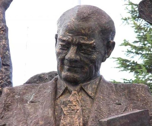7. Tokat'ın Turhal ilçesindeki bu heykele Atatürk'e benzemeyen adam bile içerlemiş.