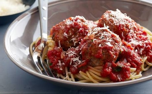 11. Спагетти под томатным соусом с фрикадельками из "Крёстного отца"