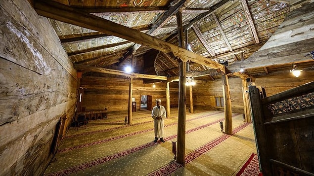 Hasbahçe Mahallesi, Göğceli Mezarlığı içinde yer alan cami, Anadolu'nun ahşap mimarisinin en güzel örneklerinden birini oluşturuyor.