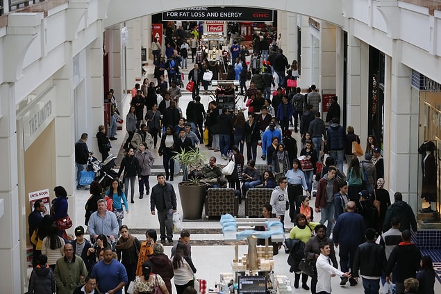 12. Alışveriş merkezlerinde saatlerce dolaşmak yerine kendilerine yakıştığını düşündükleri siyah kıyafetleri alır ve uzaklaşırlar.